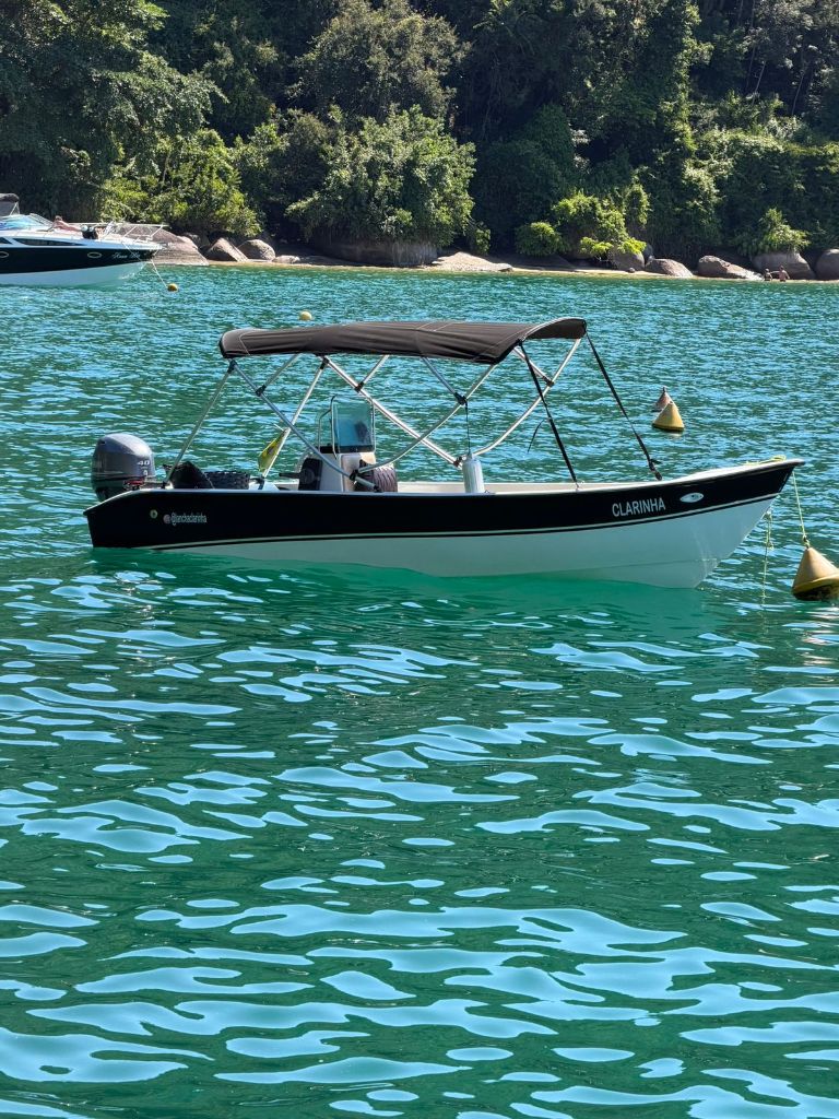 Lancha Clarinha 1 navegando em águas cristalinas em Paraty